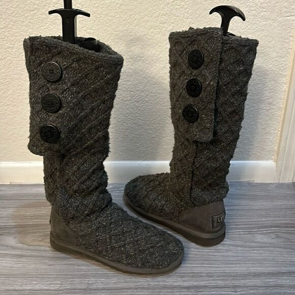 UGG BOOTS SIZE 7 - Picture 1 of 8